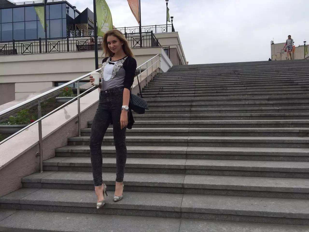 全新一代宝马x1试驾,海外版全新宝马x1新车试驾视频