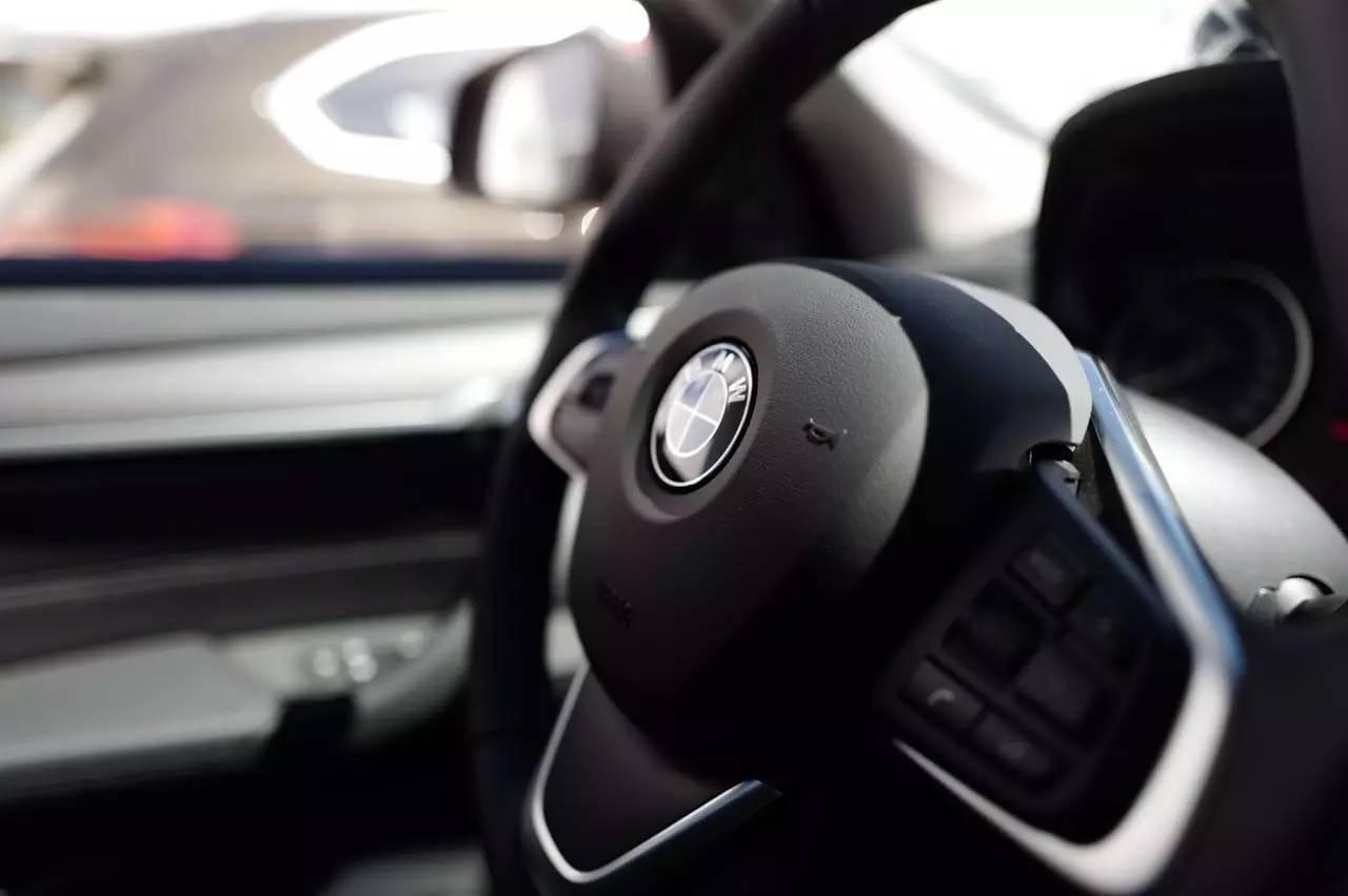 全新一代宝马x1试驾,海外版全新宝马x1新车试驾视频