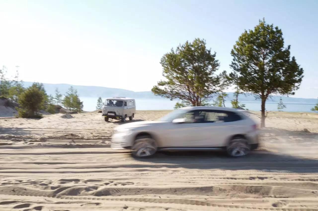 全新一代宝马x1试驾,海外版全新宝马x1新车试驾视频