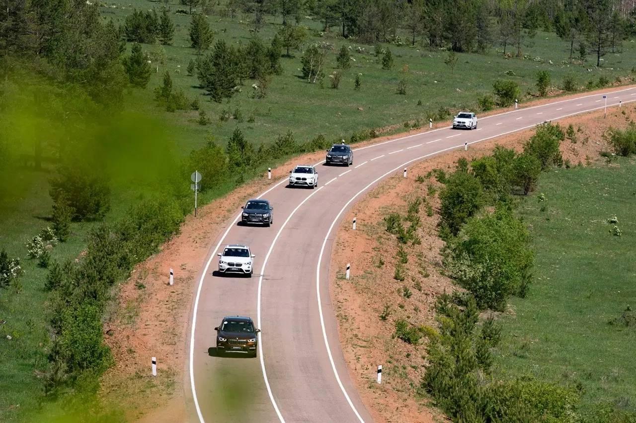 全新一代宝马x1试驾,海外版全新宝马x1新车试驾视频