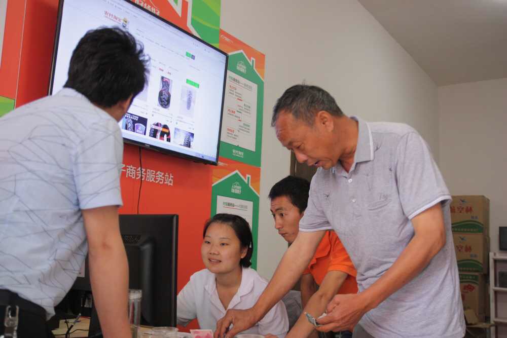 竹溪农村淘宝站为村民淘回第一辆小汽车