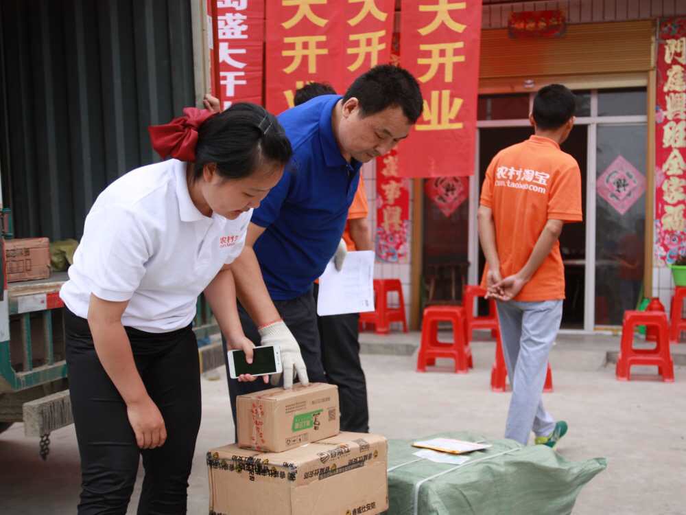 竹溪农村淘宝站为村民淘回第一辆小汽车