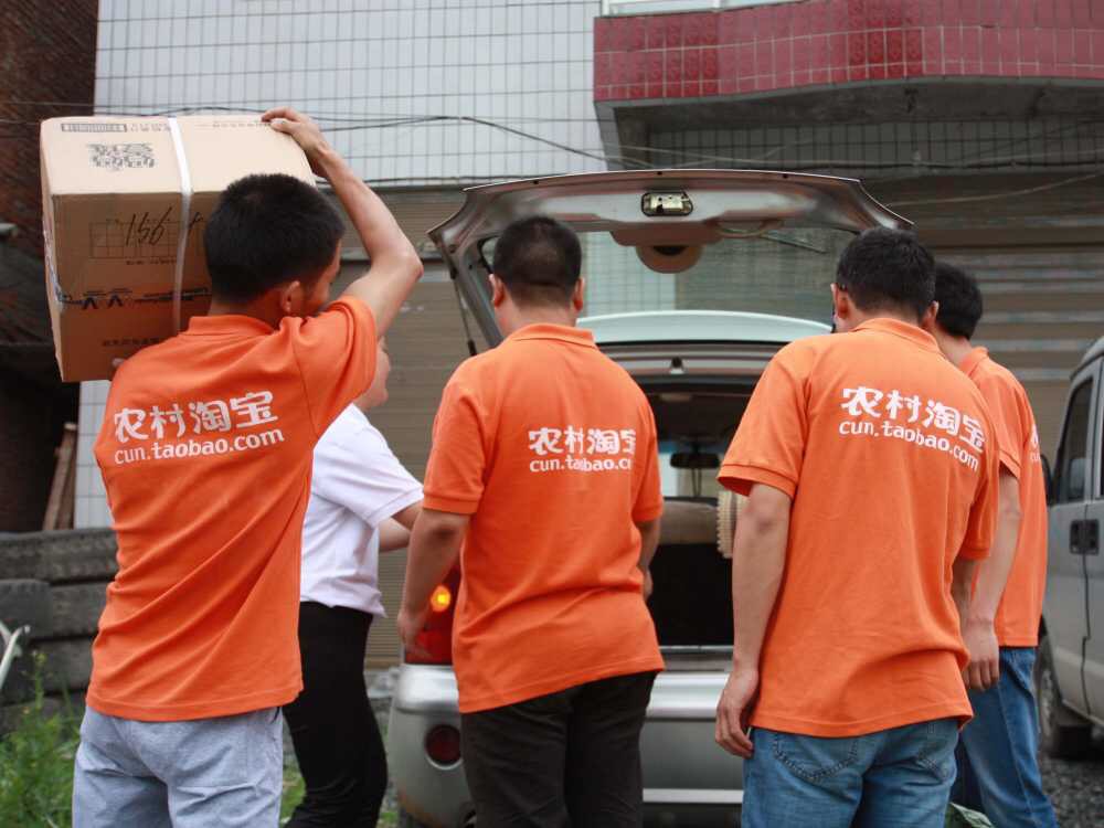 竹溪农村淘宝站为村民淘回第一辆小汽车