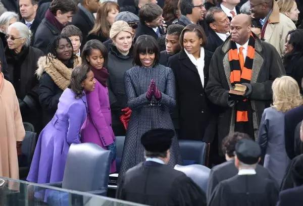 希拉里穿黄色衣服,希拉里黑色西装