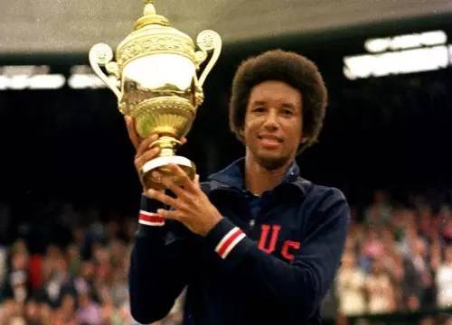 界外球接球晃了塔利斯卡,界外球跑到前场