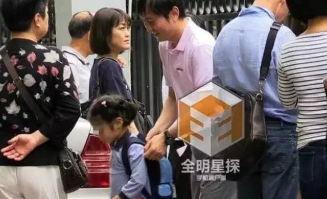 她年纪轻轻却与赵本山*祖英宋**平起平坐，背景身家壕到吓人被曝隐婚