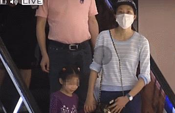 她年纪轻轻却与赵本山*祖英宋**平起平坐，背景身家壕到吓人被曝隐婚