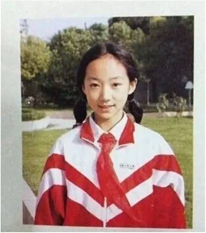 她年纪轻轻却与赵本山*祖英宋**平起平坐，背景身家壕到吓人被曝隐婚