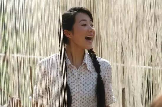 她年纪轻轻却与赵本山*祖英宋**平起平坐，背景身家壕到吓人被曝隐婚