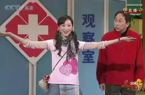 她年纪轻轻却与赵本山*祖英宋**平起平坐，背景身家壕到吓人被曝隐婚