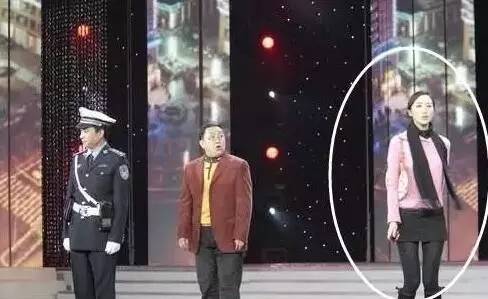 她年纪轻轻却与赵本山*祖英宋**平起平坐，背景身家壕到吓人被曝隐婚