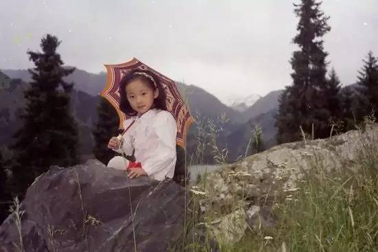 她年纪轻轻却与赵本山*祖英宋**平起平坐，背景身家壕到吓人被曝隐婚