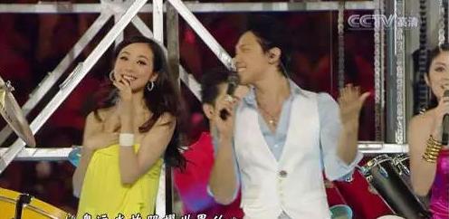 她年纪轻轻却与赵本山*祖英宋**平起平坐，背景身家壕到吓人被曝隐婚