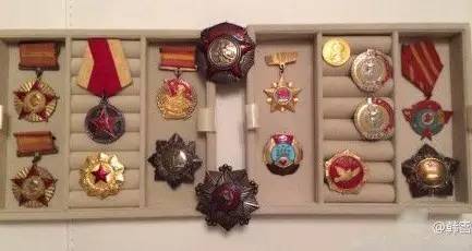 她年纪轻轻却与赵本山*祖英宋**平起平坐，背景身家壕到吓人被曝隐婚