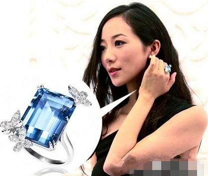 她年纪轻轻却与赵本山*祖英宋**平起平坐，背景身家壕到吓人被曝隐婚