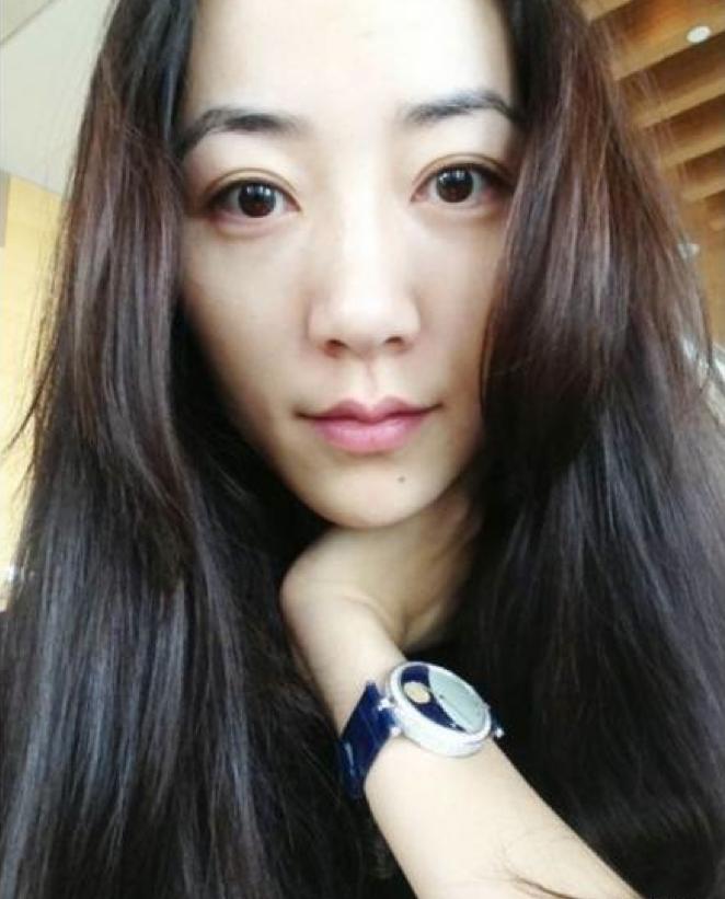 她年纪轻轻却与赵本山*祖英宋**平起平坐，背景身家壕到吓人被曝隐婚