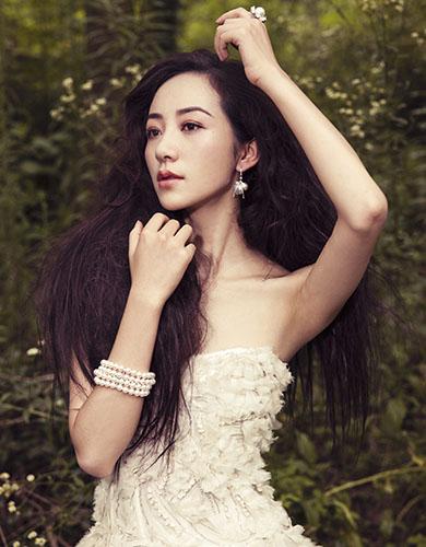 她年纪轻轻却与赵本山*祖英宋**平起平坐，背景身家壕到吓人被曝隐婚