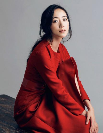 她年纪轻轻却与赵本山*祖英宋**平起平坐，背景身家壕到吓人被曝隐婚