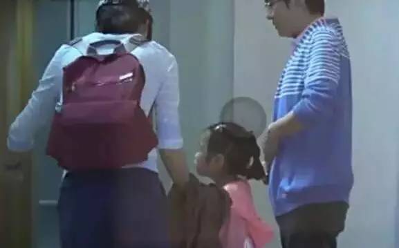 她年纪轻轻却与赵本山*祖英宋**平起平坐，背景身家壕到吓人被曝隐婚