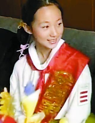 她年纪轻轻却与赵本山*祖英宋**平起平坐，背景身家壕到吓人被曝隐婚