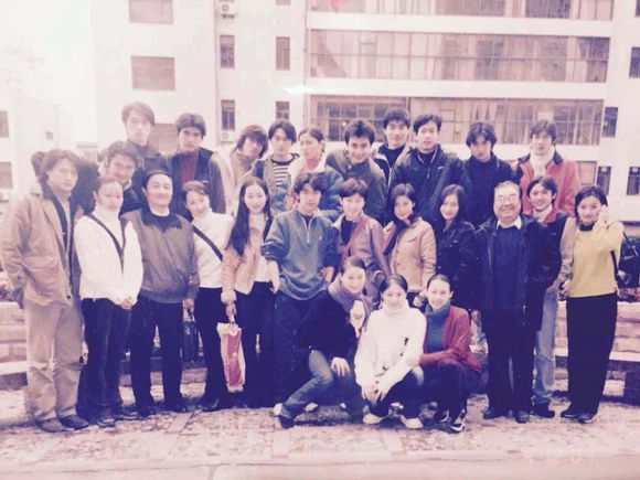 她年纪轻轻却与赵本山*祖英宋**平起平坐，背景身家壕到吓人被曝隐婚