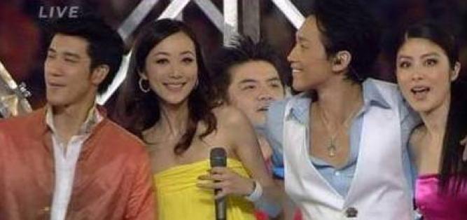 她年纪轻轻却与赵本山*祖英宋**平起平坐，背景身家壕到吓人被曝隐婚