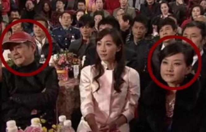 她年纪轻轻却与赵本山*祖英宋**平起平坐，背景身家壕到吓人被曝隐婚