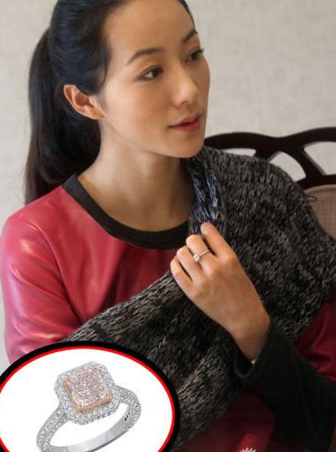 她年纪轻轻却与赵本山*祖英宋**平起平坐，背景身家壕到吓人被曝隐婚