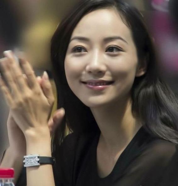 她年纪轻轻却与赵本山*祖英宋**平起平坐，背景身家壕到吓人被曝隐婚