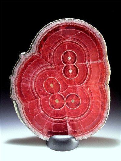 幸得玲珑配娇颜，美石晶莹春色眷——红纹石