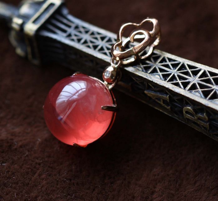 幸得玲珑配娇颜，美石晶莹春色眷——红纹石