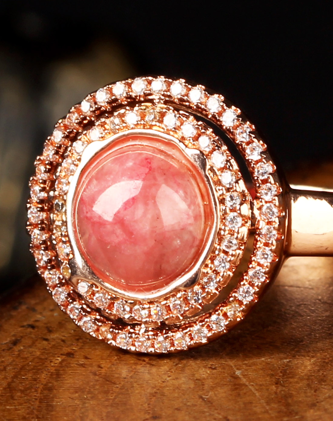 幸得玲珑配娇颜，美石晶莹春色眷——红纹石