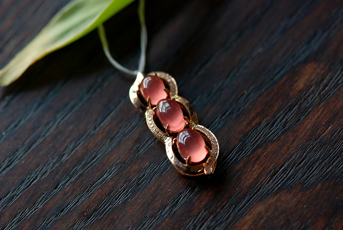 幸得玲珑配娇颜，美石晶莹春色眷——红纹石