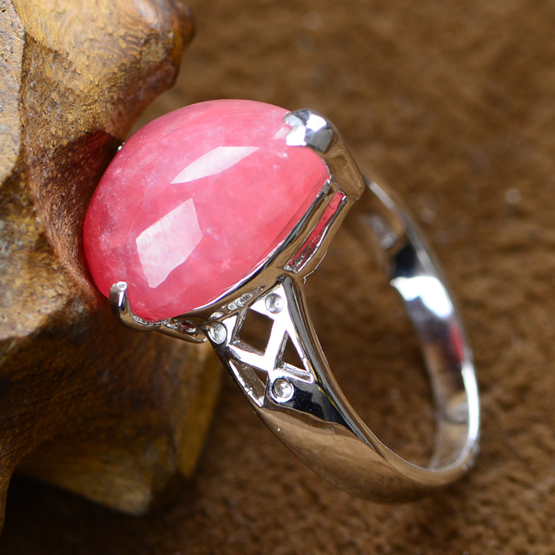 幸得玲珑配娇颜，美石晶莹春色眷——红纹石