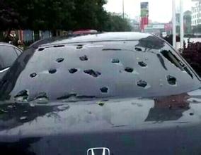 下雹子车损险管赔吗,开车开河里保险会赔么