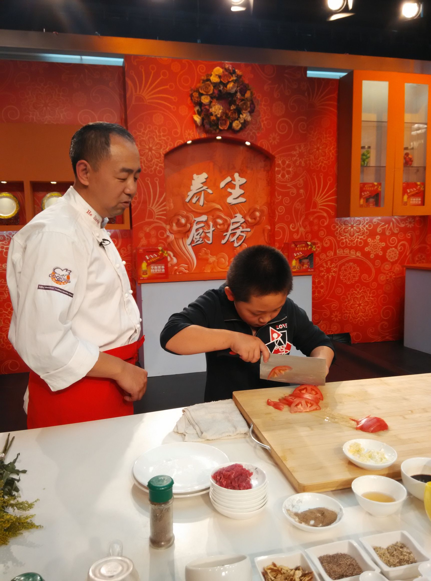 小小厨师成长记300字作文,新学员学厨师切菜教学