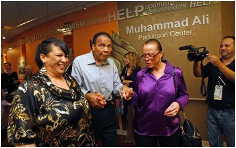 拳王阿里尸骨未寒，4个妻子9个娃开始争家产：8000万美元！