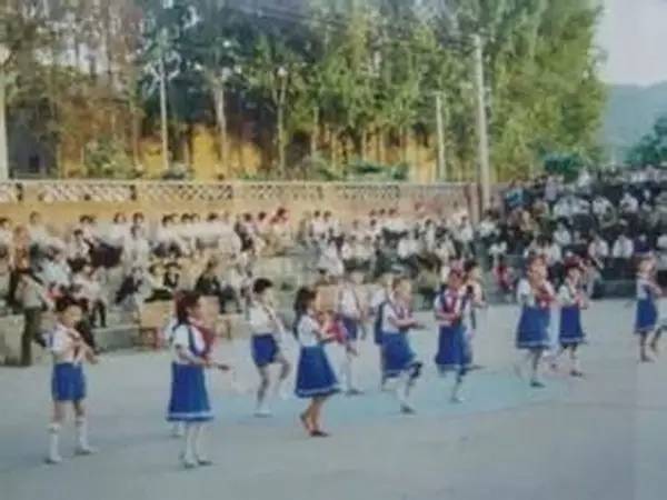 灞变笢娼嶅潑鍧婂瓙鍥炲繂,鍧婂瓙琛楃殑鍥炲繂