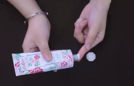 夏天的凉鞋穿着磨脚怎么办,夏天凉鞋磨脚怎么修补