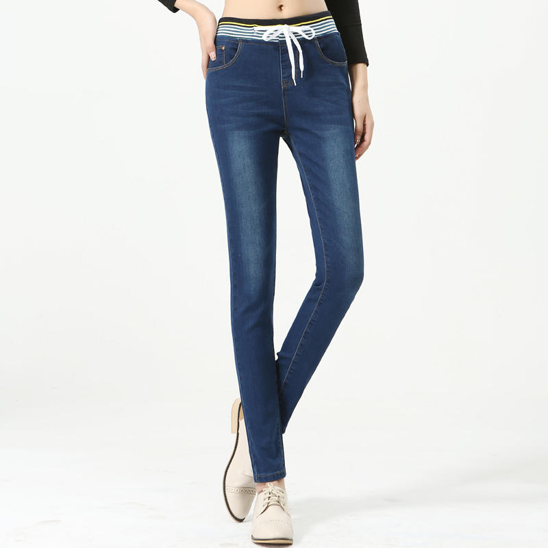 牛仔裤最新款百搭,牛仔裤永不过时的经典