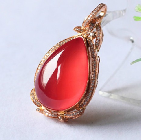 幸得玲珑配娇颜，美石晶莹春色眷——红纹石