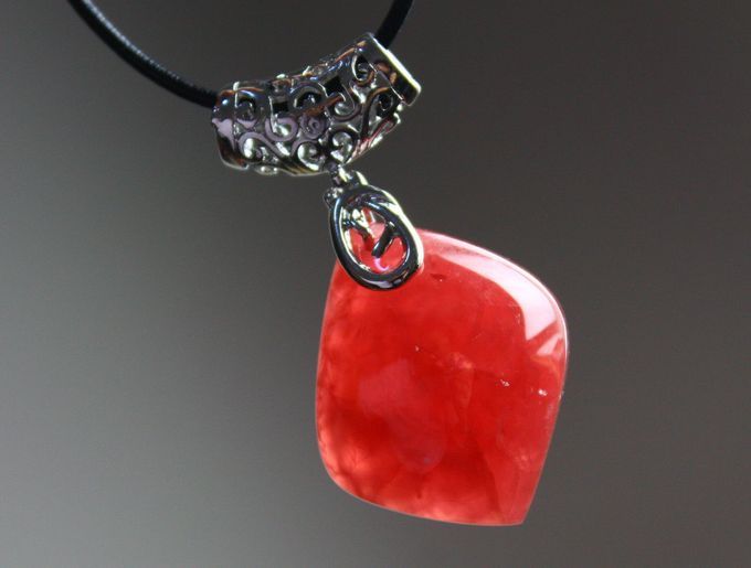 幸得玲珑配娇颜，美石晶莹春色眷——红纹石