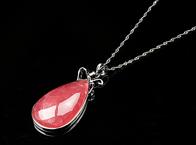 幸得玲珑配娇颜，美石晶莹春色眷——红纹石