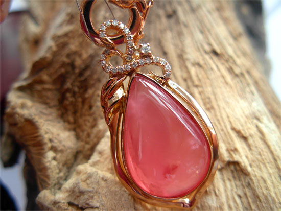 幸得玲珑配娇颜，美石晶莹春色眷——红纹石