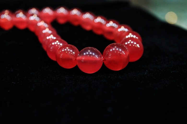 幸得玲珑配娇颜，美石晶莹春色眷——红纹石