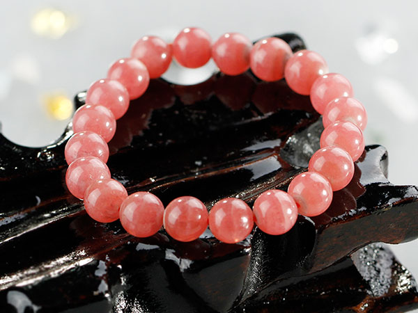 幸得玲珑配娇颜，美石晶莹春色眷——红纹石