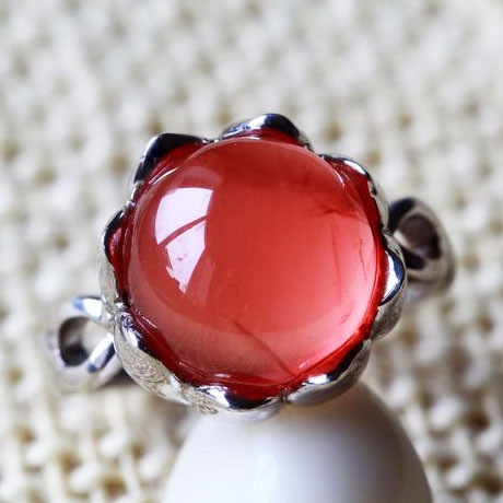 幸得玲珑配娇颜，美石晶莹春色眷——红纹石