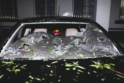 下雹子车损险管赔吗,开车开河里保险会赔么