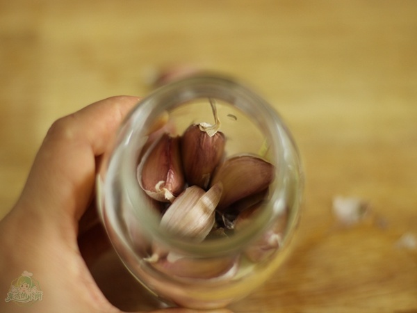 巧剥大蒜，哪种又快又完整不伤手？别再争议，看看亲测得出的结论