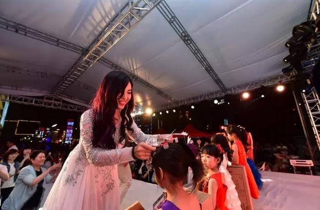 奥克斯广场杯菲尚·星方向少儿模特盛典青岛华丽落幕